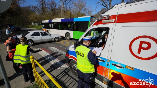 Fot. Robert Stachnik [Radio Szczecin] Osobówka zderzyła się z autobusem w Szczecinie. Dwie osoby ranne [ZDJĘCIA]