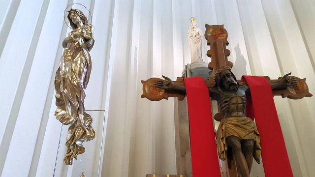 Figura będzie w szczecińskiej katedrze do piątku. Fot. Archiwum prywatne Współczesny wizerunek Maryi. Figura pielgrzymuje po archidiecezji [ZDJĘCIA]