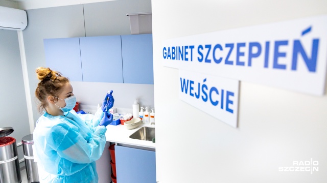 Fot. Robert Stachnik [Radio Szczecin] Szczepienie bez rejestracji. Kolejka do Jasnych Błoni [WIDEO, ZDJĘCIA]