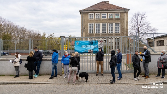 Fot. Robert Stachnik [Radio Szczecin] Szczepienie bez rejestracji. Kolejka do Jasnych Błoni [WIDEO, ZDJĘCIA]