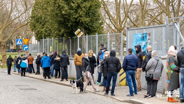 Fot. Robert Stachnik [Radio Szczecin] Szczepienie bez rejestracji. Kolejka do Jasnych Błoni [WIDEO, ZDJĘCIA]