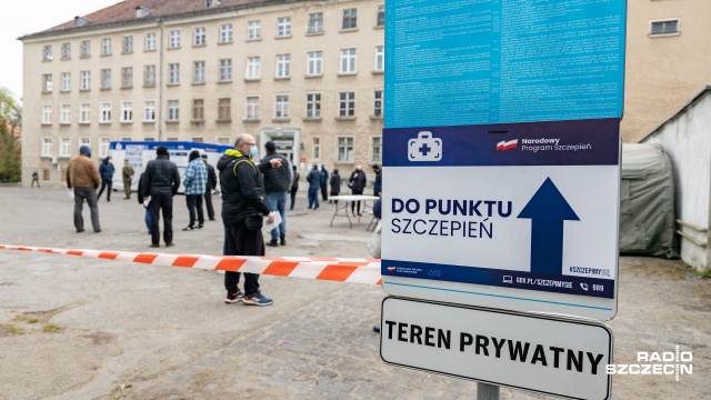 Fot. Robert Stachnik [Radio Szczecin] Szczepienie bez rejestracji. Kolejka do Jasnych Błoni [WIDEO, ZDJĘCIA]