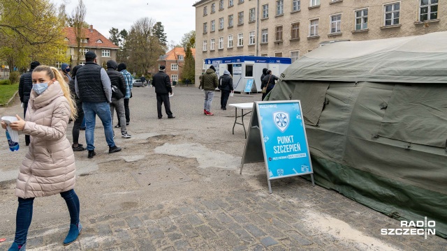 Fot. Robert Stachnik [Radio Szczecin] Szczepienie bez rejestracji. Kolejka do Jasnych Błoni [WIDEO, ZDJĘCIA]