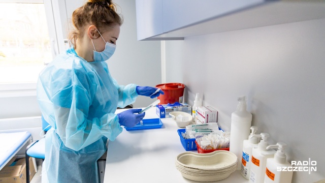 Fot. Robert Stachnik [Radio Szczecin] Szczepienie bez rejestracji. Kolejka do Jasnych Błoni [WIDEO, ZDJĘCIA]