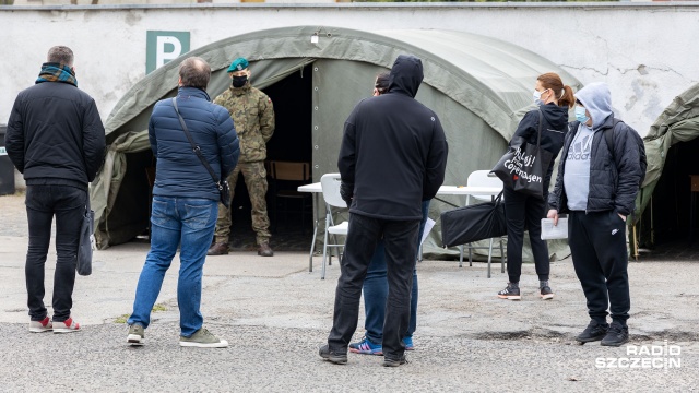Fot. Robert Stachnik [Radio Szczecin] Szczepienie bez rejestracji. Kolejka do Jasnych Błoni [WIDEO, ZDJĘCIA]