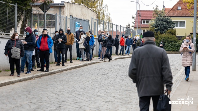 Fot. Robert Stachnik [Radio Szczecin] Szczepienie bez rejestracji. Kolejka do Jasnych Błoni [WIDEO, ZDJĘCIA]