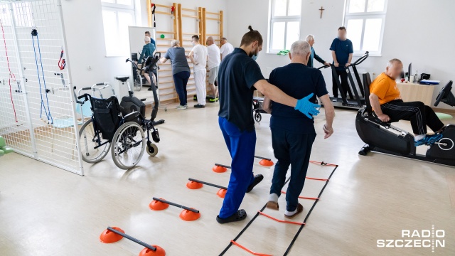 Turnusy rehabilitacyjne trwają od 2 do 6 tygodni. Mogą w nich wziąć udział pacjenci, którzy przeszli Covid-19 w ciągu ostatniego roku. Fot. Robert Stachnik [Radio Szczecin] Ćwiczą pod okiem specjalistów, by wrócić do formy po Covid-19 [WIDEO, ZDJĘCIA]