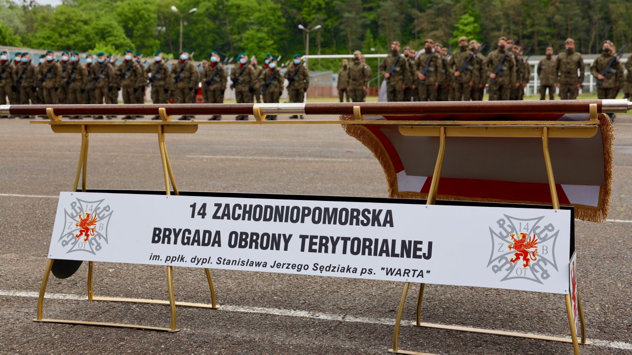 Chcemy spełniać się przez pomoc innym - mówią rekruci, którzy przyjechali do koszar 14. Zachodniopomorskiej Brygady Obrony Terytorialnej w Szczecinie. Rozpoczynają się Wakacje z WOT.