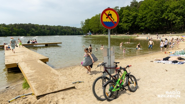 Fot. Robert Stachnik [Radio Szczecin] "Plażing" przy Jeziorze Głębokie. Cieszą się przede wszystkim dzieci [WIDEO, ZDJĘCIA]