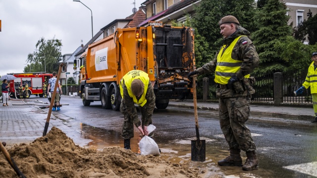 Fot. Wojciech Ochrymiuk [Radio Szczecin] Pomagają mieszkańcom sprzątać po nawałnicy [WIDEO, ZDJĘCIA]