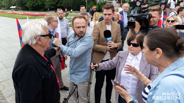 Fot. Robert Stachnik [Radio Szczecin] Donald Tusk w Szczecinie, w tle kłótnia i rękoczyny [ZDJĘCIA]