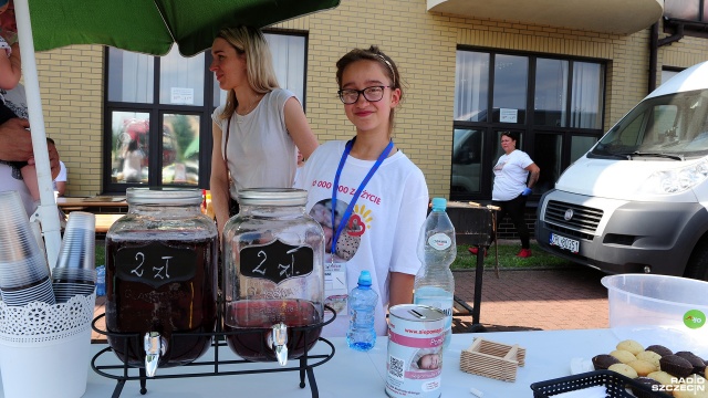 11 - letnia Zuzia sprzedaje kompot dla Ingi z Przęsocina. Fot. Marcin Kokolus [Radio Szczecin] 11-letnia Zuzia rozkręciła biznes, aby pomóc chorej Indze [ZDJĘCIA]