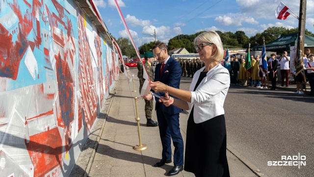 Fot. Robert Stachnik [Radio Szczecin] Patriotyczny mural w Węgorzynie odsłonięty [WIDEO, ZDJĘCIA]