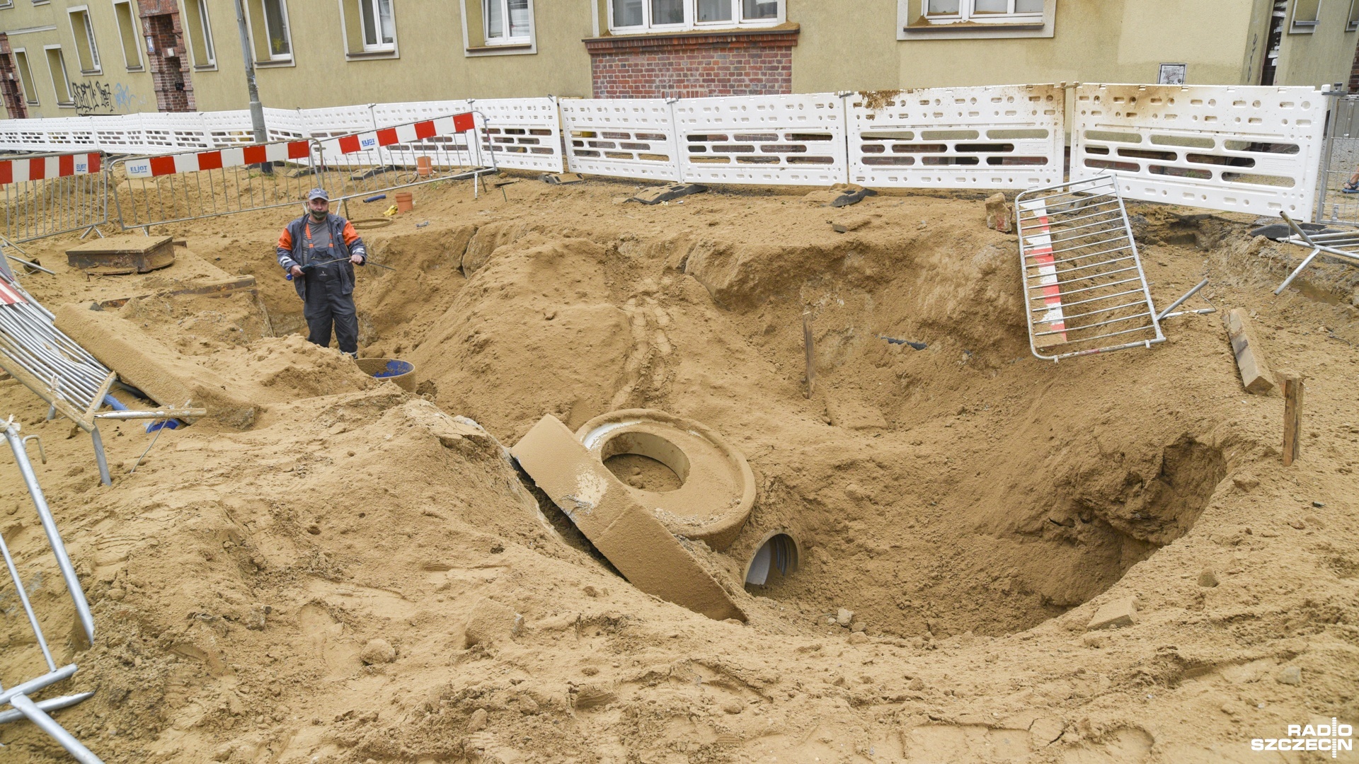 Mieszkańcy ulicy Boguchwały na szczecińskim Niebuszewie musieli opuścić mieszkania po wybuchu rurociągu na remontowanym odcinku ulicy. Mogą już wrócić do domów.