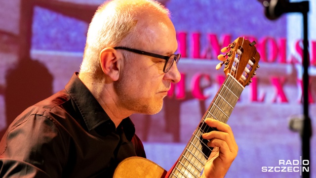 Andé Moqry – gitarrzysta Grupo Gardel. Fot. Robert Stachnik [Radio Szczecin] Tango i milonga w Willi Lentza w Szczecinie [WIDEO, ZDJĘCIA]