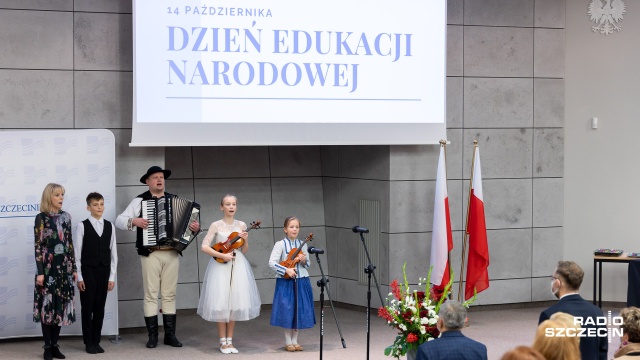 Fot. Robert Stachnik [Radio Szczecin] Dzień Edukacji Narodowej. Wojewoda zachodniopomorski wręczył medale [ZDJĘCIA]