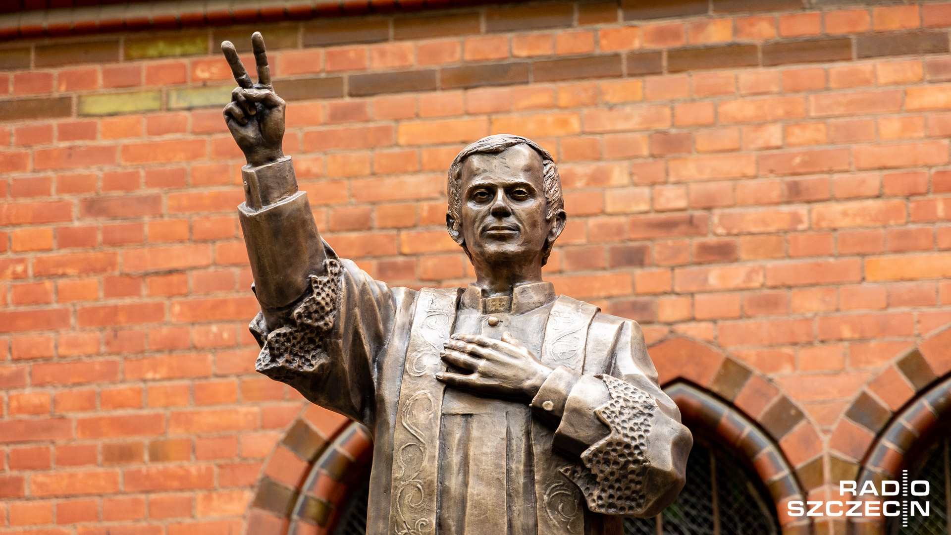 Pomnik przedstawia postać księdza Jerzego Popiełuszki; autorem monumentu jest rzeźbiarz Marek Karp. Fot. Robert Stachnik [Radio Szczecin]