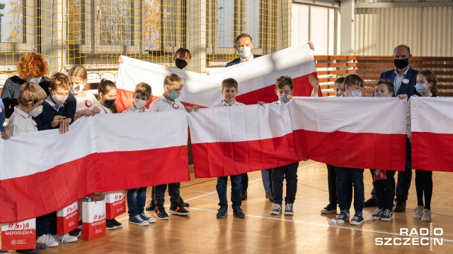 Fot. Robert Stachnik [Radio Szczecin] "Szkoła do hymnu." Najmłodsi odśpiewali "Mazurka Dąbrowskiego"[WIDEO, ZDJĘCIA]