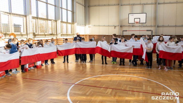 Fot. Robert Stachnik [Radio Szczecin] "Szkoła do hymnu." Najmłodsi odśpiewali "Mazurka Dąbrowskiego"[WIDEO, ZDJĘCIA]