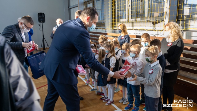 Fot. Robert Stachnik [Radio Szczecin] "Szkoła do hymnu." Najmłodsi odśpiewali "Mazurka Dąbrowskiego"[WIDEO, ZDJĘCIA]