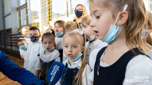 Fot. Robert Stachnik [Radio Szczecin] "Szkoła do hymnu." Najmłodsi odśpiewali "Mazurka Dąbrowskiego"[WIDEO, ZDJĘCIA]