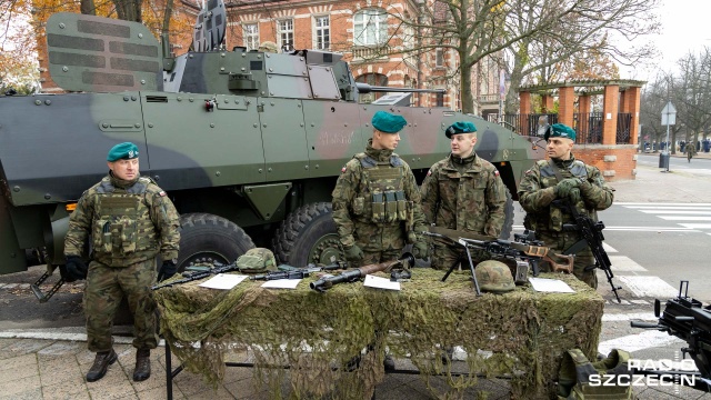 W ramach obchodów Dnia Niepodległości swój sprzęt zaprezentowała 12. Szczecińska Dywizja Zmechanizowana. Fot. Robert Stachnik [Radio Szczecin] Sprzęt wojskowy na Wałach Chrobrego [ZDJĘCIA]