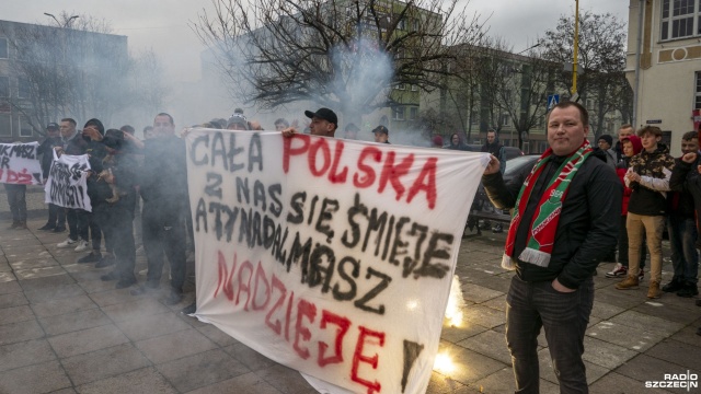 Fot. Maciej Papke [Radio Szczecin] "Zarząd Pomorzanina do dymisji". Protest kibiców w Nowogardzie [WIDEO, ZDJĘCIA]