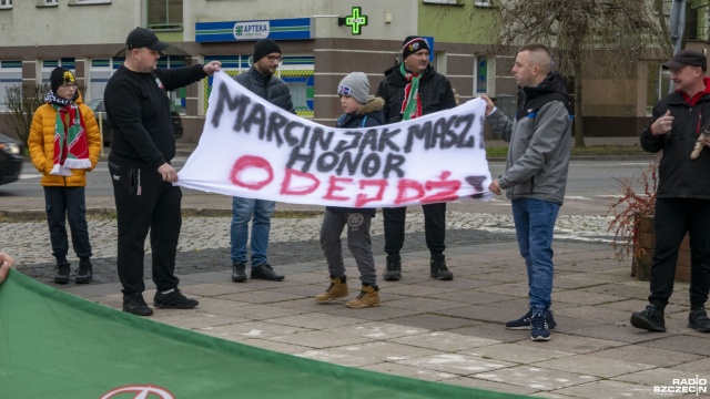 Fot. Maciej Papke [Radio Szczecin] "Zarząd Pomorzanina do dymisji". Protest kibiców w Nowogardzie [WIDEO, ZDJĘCIA]