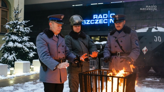 Fot. Mateusz Papke [Radio Szczecin] Stan wojenny przed Radiem Szczecin [ZDJĘCIA]