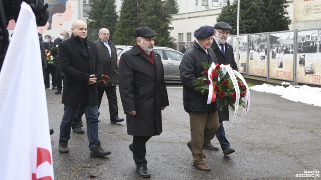 Wprowadzenie stanu wojennego to czarny dzień w historii Polski - mówił wojewoda zachodniopomorski Zbigniew Bogucki przed główną bramą Stoczni Szczecińskiej. Fot. Kamila Kozioł [Radio Szczecin] Uczcili pamięć ofiar stanu wojennego [WIDEO, ZDJĘCIA]