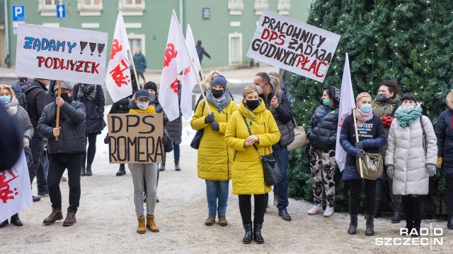 Fot. Robert Stachnik [Radio Szczecin] Protest pod UM. "To nie my komplikujemy sytuację, tylko prezydent i jego arogancja" [WIDEO, ZDJĘCIA]
