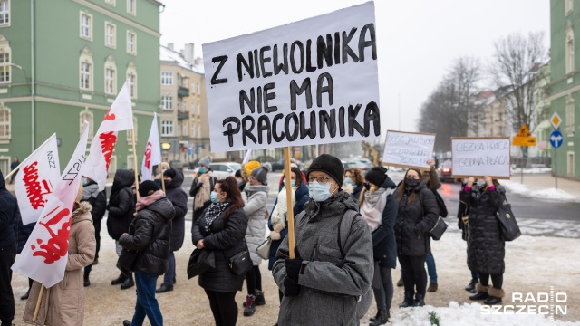 Fot. Robert Stachnik [Radio Szczecin] Protest pod UM. "To nie my komplikujemy sytuację, tylko prezydent i jego arogancja" [WIDEO, ZDJĘCIA]