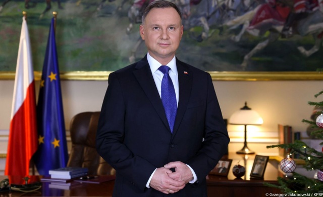 Podkreślając trud, jakim naznaczony był mijający rok w związku z pandemią koronawirusa, która ogarnęła świat, prezydent Andrzej Duda w radiowo-telewizyjnym orędziu noworocznym dziękował rodakom za wykazaną determinację i poświęcenie w zmaganiu z tym wyzwaniem.
