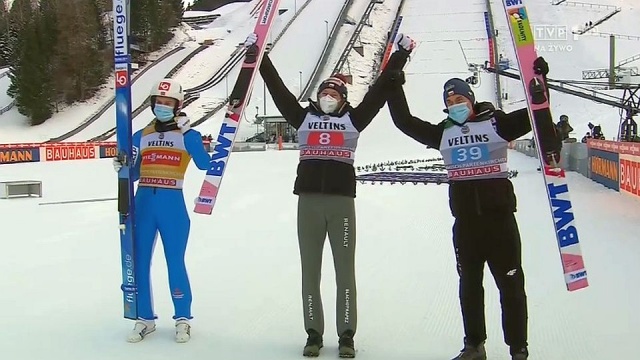 Dawid Kubacki (282,1 pkt.) triumfował w konkursie Turnieju Czterech Skoczni w Garmisch-Partenkirchen w Niemczech. Trzecie miejsce zajął Piotr Żyła (260,4 pkt.), a drugi był Norweg Halvor Egner Granerud (274,9 pkt.).