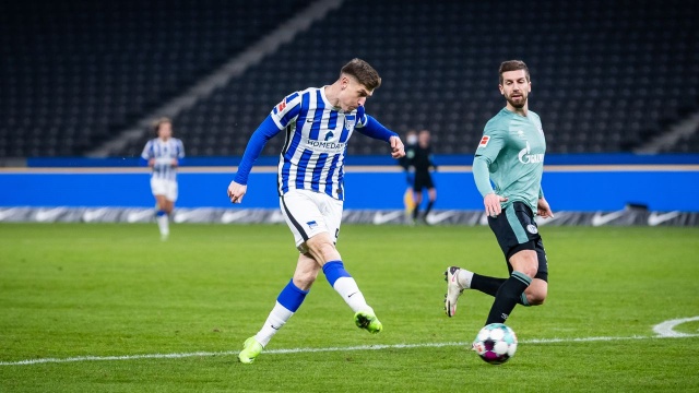 W Niemczech trwa 14. kolejka piłkarskiej Bundesligi i gol Krzysztofa Piątka - jego Hertha Berlin wygrała u siebie z Schalke Gelsenkirchen 3:0 (1:0).