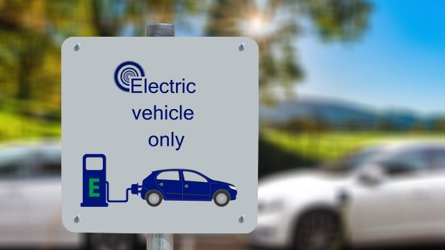 Poprzedni rok, pomimo pandemii, był najlepszy w USA pod względem sprzedaży w tym kraju samochodów elektrycznych. Tego typu auta powoli zaczynają być coraz bardziej popularne na amerykańskich drogach.