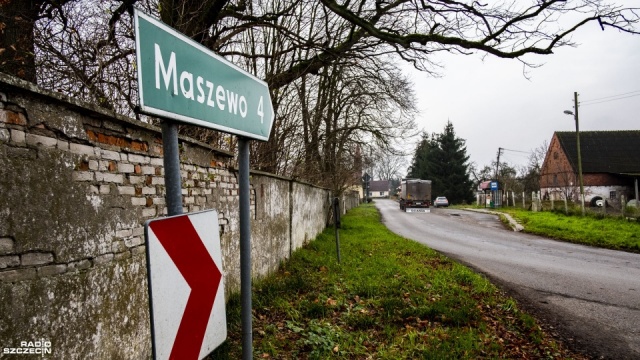 Nową linię komunikacyjną uruchamia od poniedziałku gmina Maszewo. Będzie o kilkadziesiąt kilometrów dłuższa od funkcjonującej w ubiegłym roku. Powstała dzięki wsparciu rządowego Funduszu Rozwoju Przewozów Autobusowych. Na ten cel wojewoda zachodniopomorski przekazał prawie 80 tysięcy złotych.