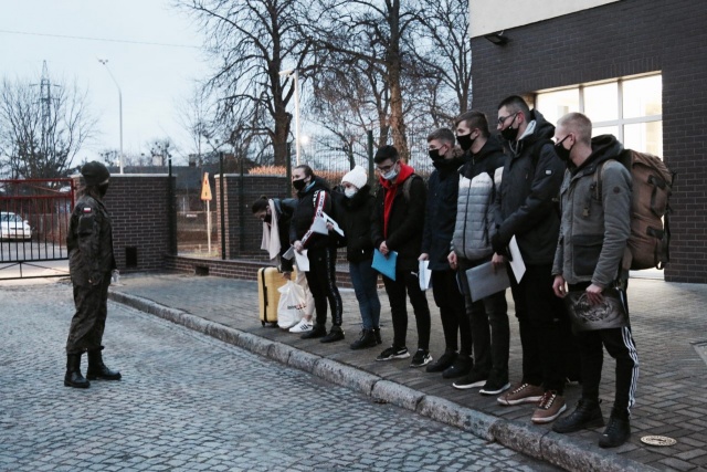 38 rekrutów rozpoczęło ferie z Wojskami Obrony Terytorialnej. To nowi żołnierze 14. Zachodniopomorskiej Brygady Obrony Terytorialnej. 29 z nich to uczniowie i studenci, którzy w ten sposób postanowili spędzić zimową przerwę w nauce.