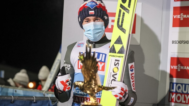 Kamil Stoch wygrał Turniej Czterech Skoczni. Polski skoczek zwyciężył w ostatnim konkursie turnieju w Bischofshofen w Austrii. Wcześniej zwyciężył w Innsbrucku, a w Oberstdorfie zajął drugie miejsce.