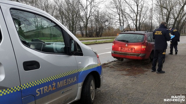 Nawet 200 przypadków porzucenia pojazdu rocznie odnotowuje kołobrzeska straż miejska. Strażnicy walczą z wrakami pozostawionymi w miejscach publicznych.