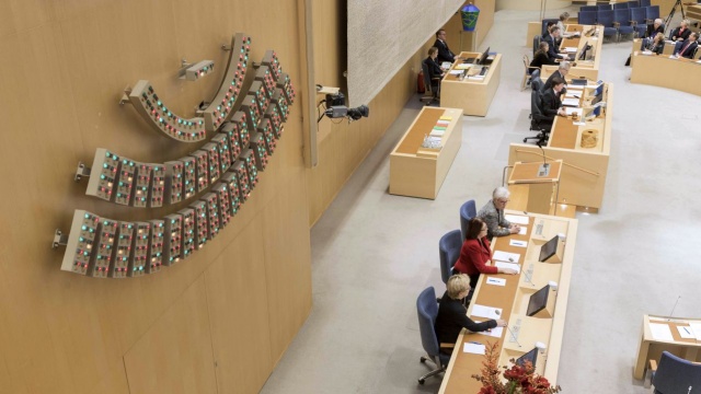 Szwedzki parlament przyjął w piątek ustawę o tymczasowym prawie pandemicznym. Nowe przepisy pozwolą władzom legalnie zamykać firmy lub ograniczać ich działalność oraz karać za nieprzestrzeganie restrykcji.