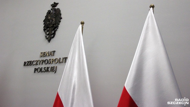 W poniedziałek rozpocznie się trzydniowe posiedzenie Senatu. Izba zajmie się ustawą budżetową na ten rok. Przewiduje ona, że dochody wyniosą ponad 404 miliardy złotych, a wydatki - blisko 487 miliardów. Oznacza to, że deficyt budżetowy nieznacznie przekroczy 82 miliardy złotych. Przyjęto poza tym, że PKB zwiększy się o 4 procent, powracając do wartości notowanych w ostatnich latach.