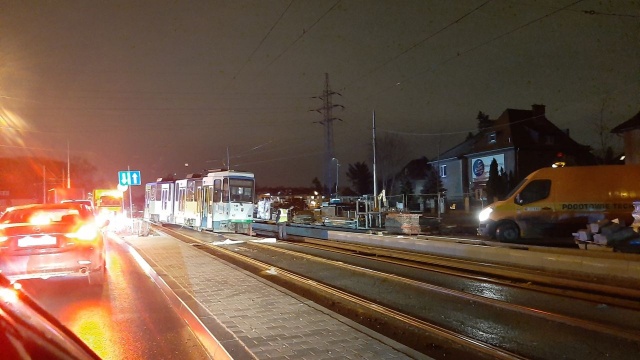Utrudnienia w komunikacji w Szczecinie. Po godzinie 18, tramwaj linii 10, w okolicy alei Wojska Polskiego i Łękna - z nieznanych na razie przyczyn - wypadł z torowiska.