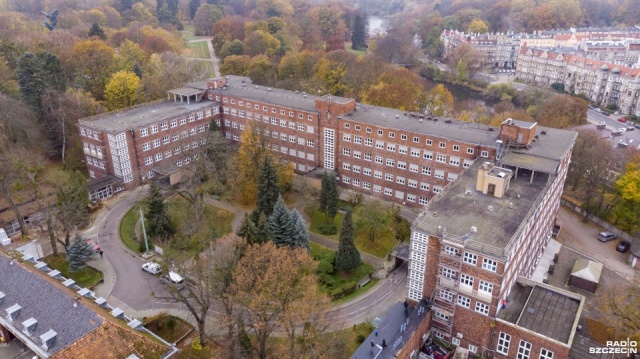 Trzecia transza szczepionek przeciwko koronawirusowi trafiła do Szpitala Wojskowego w Szczecinie. To ponad 1200 dawek.