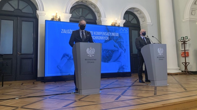 Od 10 do 100 tysięcy złotych - o takie pieniądze mogą ubiegać się osoby, u których wystąpią poważne komplikacje po szczepieniach na COVID-19. Założenia tworzonego Funduszu Kompensacyjnego przedstawił minister zdrowia Adam Niedzielski.