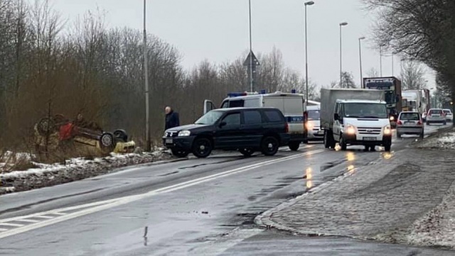 Dachowaniem zakończył się pościg policyjnego radiowozu za kierowcą samochodu osobowego, który nie zatrzymał się do kontroli drogowej.
