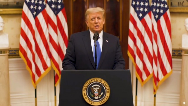 Donald Trump zakończył czteroletnią kadencję prezydenta Stanów Zjednoczonych i jest na Florydzie. Samolot Air Force One po raz ostatni przewiózł Trumpa do West Palm Beach, skąd były prezydent odjedzie do swojej posiadłości Mar-a-Lago.