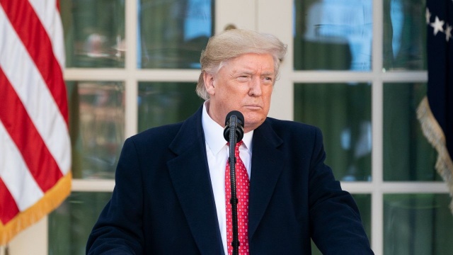 Ostatnie minuty prezydentury Donald Trump spędził w swoim klubie golfowym w Mar-a-Lago na Florydzie pod West Palm Beach. W trakcie przejazdu z lotniska witały go i pozdrawiały na ulicach tysiące jego zwolenników.