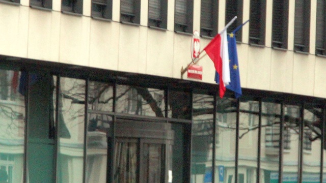 Strona polska będzie nadal interweniować w sprawie Polaka, który przebywa w śpiączce w angielskim szpitalu - zapowiada polskie Ministerstwo Spraw Zagranicznych.