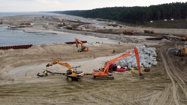 Do nowo budowanego Portu Zewnętrznego na Mierzei Wiślanej wpłynął pierwszy statek. Jednostka Amanda przypłynęła z ładunkiem kamienia hydrotechnicznego ze szwedzkiego portu Flikvik. Kamień jest potrzebny do budowy falochronów przy budowanym kanale żeglugowym.